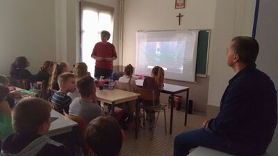 Zajęcia edukacyjne prowadzone przez pracowników IPN w Szkolnym Punkcie Konsultacyjnym im. Jana Pawła II przy Ambasadzie RP w Brukseli. Fot. A. Miszczyk