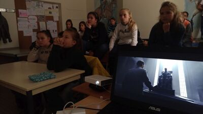 Zajęcia edukacyjne prowadzone przez pracowników IPN w Szkolnym Punkcie Konsultacyjnym im. Jana Pawła II przy Ambasadzie RP w Brukseli. Fot. A. Miszczyk