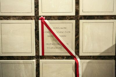 Tablica w Katedrze Polowej WP poświęcona Polakom ratującym Żydów. Fot. Sławomir Kasper (IPN)