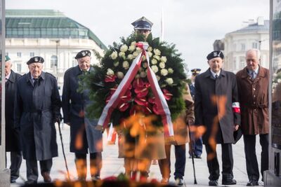 Przy Grobie Nieznanego Żołnierza. Fot. Sławomir Kasper (IPN)
