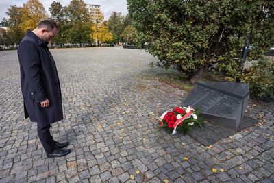 Kwiaty pod tablicą poświęconą „Żegocie” na skwerze przy Muzeum Historii Żydów Polskich POLIN. Fot. Sławomir Kasper (IPN)