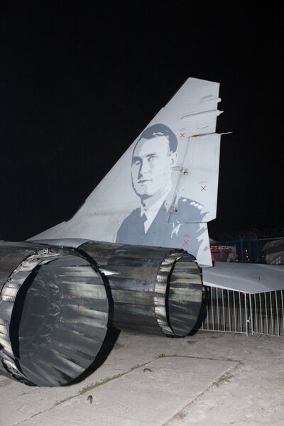 Portret dowódcy 111. Eskadry Myśliwskiej kpt pilota Gustawa Sidorowicza na ogonie samolotu MIG-29 z 23. BLT w Mińsku Mazowieckim, która kontynuuje tradycje 7. Eskadry Myśliwskiej, 111. Eskadry Myśliwskiej i 303. Dywizjonu.