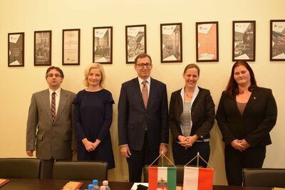 Od lewej dr Viktor Attila  Soós, prezes IPN dr Jarosław Szarek, prezes NEB dr Réka Földváryné Kiss, dr Barbara Bánk