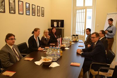 Po lewej stronie dr Viktor Attila  Soós, prezes NEB dr Réka Földváryné Kiss, dr Barbara Bánk, po prawej stronie prezes IPN dr Jarosław Szarek, Szef Gabinetu NEB dr Zsolt Horváth, Dyrektor Departamentu Prawnego NEB dr Bence Rabóczki