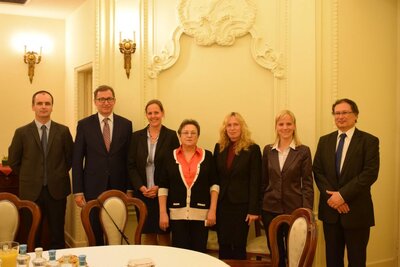 Od lewej: dr Gergő Bendegúz Cseh Dyrektor Archiwum Historycznego Służb Bezpieczeństwa Państwa (Állambiztonsági Szolgálatok Történeti Levéltára), prezes IPN dr Jarosław Szarek, prezes NEB dr Réka Földváryné Kiss, Dyrektor Departamentu Archiwów Eszter Tóth, Zastępca Dyrektora Depertamentu Badań Archiwum Historycznego Służb Bezpieczeństwa Państwa dr Katalin Kurucz, Szef Gabinetu NEB dr Zsolt Horváth