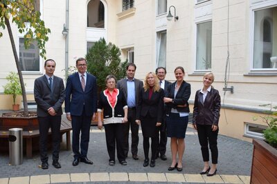 Od lewej: dr Gergő Bendegúz Cseh Dyrektor Archiwum Historycznego Służb Bezpieczeństwa Państwa (Állambiztonsági Szolgálatok Történeti Levéltára) , Prezes, pani Eszter Tóth Dyrektor Departamentu Archiwów, dr Bence Rabóczki Dyrektor Departamentu Prawnego NEBpani dr Katalin Kurucz Zastępca Dyrektora Depertamentu Badań Archiwum Historycznego  Służb Bezpieczeństwa Państwa,dr Zsolt Horváth Szef Gabinetu NEB, dr Réka Földváryné Kiss-prezes NEB