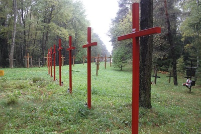 Upamiętnienie zamordowanych w Kuropatach. Fot. IPN.