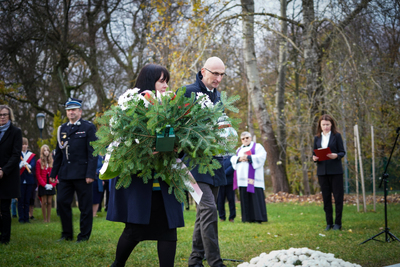 Pomnik w hołdzie Ofiarom totalitaryzmu – fot. MN/BUWiM