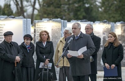 Otwarcie wystawy IPN „Kwatera Ł – panteon narodowy pod cmentarnym murem” – 26 października 2017. Fot. Marcin Jurkiewicz (IPN)