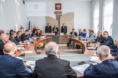 Starostwo Powiatowe w Gorlicach – Uroczystość wręczenia Krzyży Komandorskich Orderu Odrodzenia Polski. Fot. Sławomir Kasper (IPN)