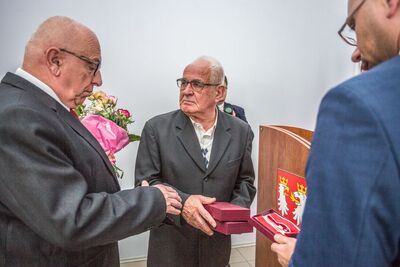 Starostwo Powiatowe w Gorlicach. Jerzy Augustyn (zięć) odbiera odznaczenia przyznane Karolowi, Walerii i Janowi Jamrom. Fot. Sławomir Kasper (IPN)