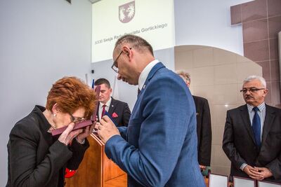 Starostwo Powiatowe w Gorlicach. Halina Kopij (córka Kmiecików) odbiera odznaczenia przyznane Adamowi, Stanisławowi Czajkom oraz Marii i Zygmuntowi Kmiecikom. Fot. Sławomir Kasper (IPN)