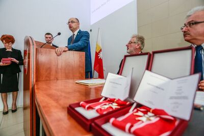 Starostwo Powiatowe w Gorlicach – Uroczystość wręczenia Krzyży Komandorskich Orderu Odrodzenia Polski. Fot. Sławomir Kasper (IPN)