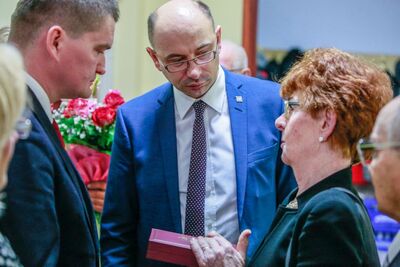 Starostwo Powiatowe w Gorlicach – Uroczystość wręczenia Krzyży Komandorskich Orderu Odrodzenia Polski. Fot. Sławomir Kasper (IPN)