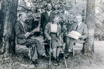 Profesor Hugo Steinhaus (stoi). Zdjęcie z archiwum Jana Cielucha