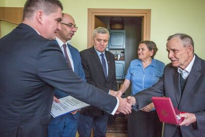 Odznaczenie dla Jana Cielucha odbiera wnuk Jan Cieluch. Fot. Sławomir Kasper (IPN)