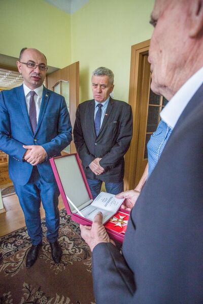 Stróże. Odznaczenie dla Jana Cielucha odbiera wnuk Jan Cieluch. Fot. Sławomir Kasper (IPN)