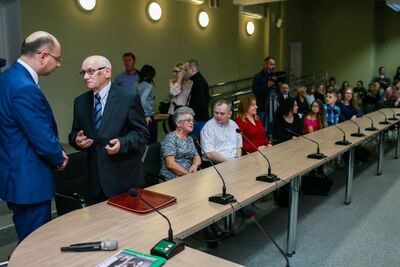 Starostwo Powiatowe w Jaśle – Uroczystość wręczenia Krzyży Komandorskich Orderu Odrodzenia Polski przyznanych Eleonorze i Stanisławowi Goleniom. Fot. Sławomir Kasper (IPN)