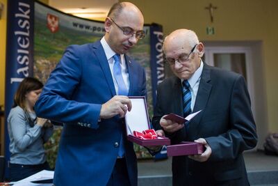 Starostwo Powiatowe w Jaśle – Uroczystość wręczenia Krzyży Komandorskich Orderu Odrodzenia Polski przyznanych Eleonorze i Stanisławowi Goleniom. Fot. Sławomir Kasper (IPN)