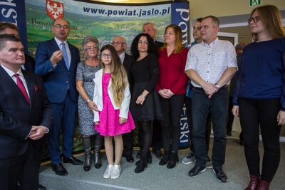 Starostwo Powiatowe w Jaśle – Uroczystość wręczenia Krzyży Komandorskich Orderu Odrodzenia Polski przyznanych Eleonorze i Stanisławowi Goleniom. Fot. Sławomir Kasper (IPN)