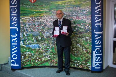 Starostwo Powiatowe w Jaśle. Syn Eleonory i Stanisława Goleniów – Adam po odebraniu odznaczeń. Fot. Sławomir Kasper (IPN)