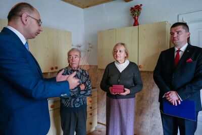 Markuszowa. Uroczystość wręczenia Krzyży Komandorskich Orderu Odrodzenia Polski przyznanych Walerii i Teofili Niedzielom. Fot. Sławomir Kasper (IPN)