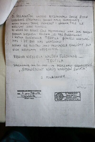 Świadectwa Żydów ukrywanych przez rodzinę Niedzielów (z arch. Teresy Sojki). Fot. Sławomir Kasper (IPN)