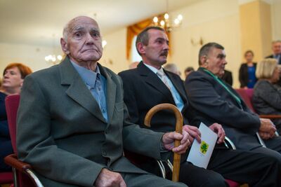 Jedlicze. Uroczystość wręczenia Krzyża Komandorskiego Orderu Odrodzenia Polski przyznanego Julii Twardzik; mąż Julii – Jan Twardzik. Fot. Sławomir Kasper (IPN)