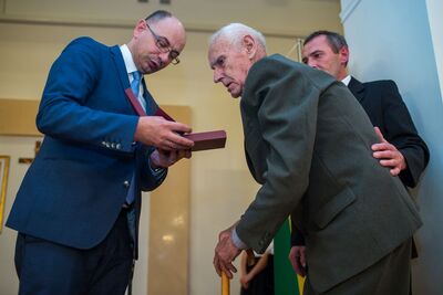 Jedlicze. Uroczystość wręczenia Krzyża Komandorskiego Orderu Odrodzenia Polski przyznanego Julii Twardzik. Fot. Sławomir Kasper (IPN)