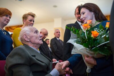 Jedlicze. Uroczystość wręczenia Krzyża Komandorskiego Orderu Odrodzenia Polski przyznanego Julii Twardzik. Fot. Sławomir Kasper (IPN)