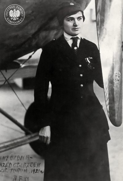 Agnieszka Wisła na lotnisku w Toruniu, przed powrotem do Stanów Zjednoczonych, 1921 r. (fot. z zasobu IPN)
