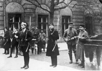 Rozbrajanie Niemców w Warszawie – warta studentów. W głębi widoczni rozbrojeni żołnierze niemieccy. Listopad 1918. Fot. NAC