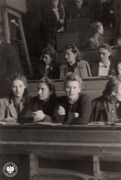 Studentki tajnej medycyny; na pierwszym planie od lewej: Irena Kołodziejska, Aleksandra Grzeszczak i Lidia Daniszewska, Warszawa, ok. 1944 r. (fot. z zasobu IPN)