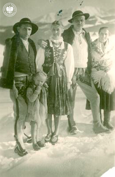 Na tle gór stoją od lewej: Jan Zwijacz, Zofia Zwijacz (dziecko), Lidia Lwow „Ewa – Lala” (oznaczona nr 2), mjr Zygmunt Szendzielarz „Łupaszka” (oznaczony nr 1), Maria Zwijacz (AIPN)