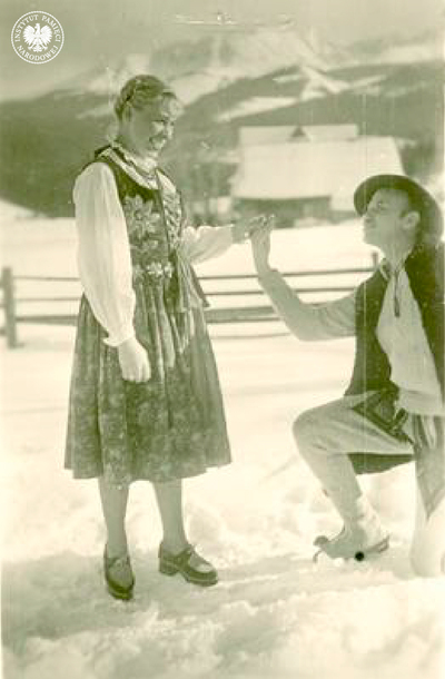 Lidia Lwow ps. „Ewa – Lala” i mjr Zygmunt Szendzielarz ps. „Łupaszka” pozują do zdjęcia w strojach góralskich (AIPN)