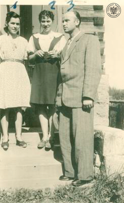 Stoją od lewej: Wanda Minkiewicz „Danka” (oznaczona nr 1), Lidia Lwow „Ewa – Lalka” (nr 2), mjr Zygmunt Szendzielarz „Łupaszka” (nr 3) (AIPN)