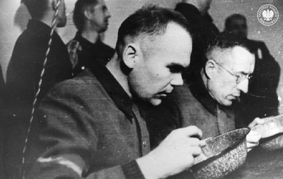 Arnold Büscher (w okularach) i Edmund Zdrojewski, główni oskarżeni podczas procesu osiemnastu członków załogi obozu KL Plaszow przed Sądem Okręgowym w Krakowie. Kraków, styczeń 1948 r. Źródło: CAF (fot. z zasobu AIPN)