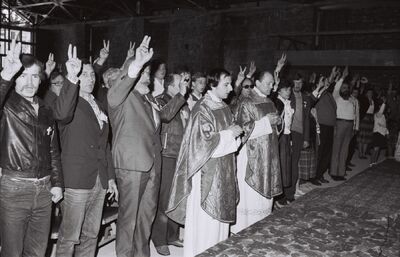 Msza w kościele Narodzenia NMP w Bieżanowie Starym, sprawowana przez ks. Chojnackiego i ks. Isakowicza-Zaleskiego, 21 kwietnia 1985 r. Fot. Zbigniew Galicki