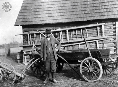 Wincenty Witos pozuje do zdjęcia na tle zabudowań swojego gospodarstwa we wsi Wierzchosławice. Reprodukcja z wydawnictwa Krajowej Agencji Wydawniczej „Kronika Krakowska. Wincenty Witos”. Fot. ze zbiorów AIPN (IPNBU-1-4-5-2)