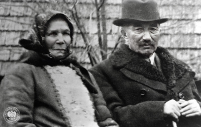 Wincenty Witos z żoną Katarzyną. Reprodukcja z wydawnictwa Krajowej Agencji Wydawniczej „Kronika Krakowska. Wincenty Witos”. Fot. ze zbiorów AIPN (IPNBU-1-4-5-21)