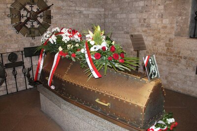 Grób marszałka Józefa Piłsudskiego w krypcie pod Wieżą Srebrnych Dzwonów na Wawelu – 11 listopada 2017