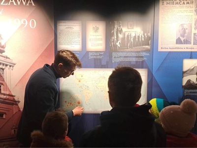Zajęcia edukacyjne dla uczniów w Izbie Pamięci Prezydentów RP na Uchodźstwie przy Mauzoleum w Świątyni Opatrzności Bożej w Warszawie. Fot. Weronika Kubiak