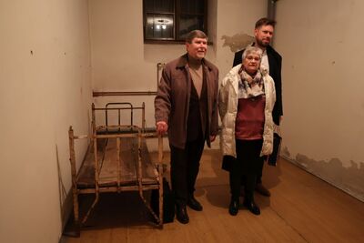 Prawnuk Witosa Marek Steindel z żoną Barbarą i synem Wojciechem w celi Wincentego Witosa n zamku w Rzeszowie – 31 stycznia 2024. Fot. Katarzyna Gajda-Bator (IPN)