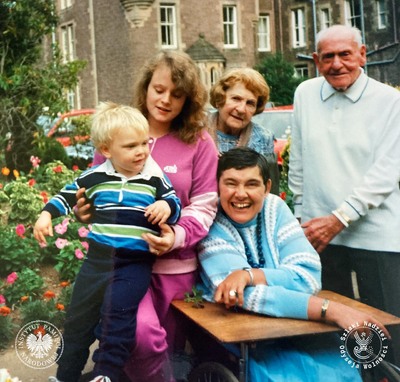 Generał Stanisław Maczek w otoczeniu najbliższych – żony Zofii, córki Małgorzaty, wnuczki Karoliny oraz prawnuka Aleksandra Stanisława. Rodzina stanowiła dla generała jedną z najważniejszych wartości w życiu i dawała mu siłę do pokonywania przeciwności losu, lipiec 1986 r. (fot. ze zbiorów Karoliny Maczek-Skillen)