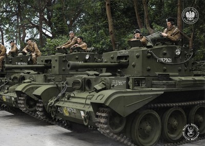 Czołgi typu Cromwell IV 1 Dywizji Pancernej. Widoczny dowódca Dywizji – generał Stanisław Maczek (drugi od prawej). Scarborough w północno-wschodniej Anglii, lipiec 1944 r. (fot. Czesław Datka, NAC)