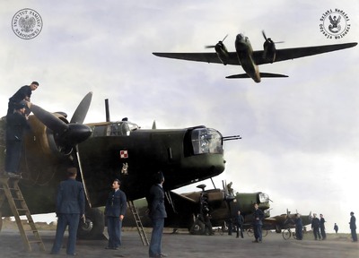 Piloci i personel naziemny 300. Dywizjonu Bombowego Ziemi Mazowieckiej Polskich Sił Powietrznych przy samolotach bombowych Vickers Wellington Mk. X na lotnisku w bazie RAF Hemswell (Lincolnshire), 1943 r. (fot. AIPN)