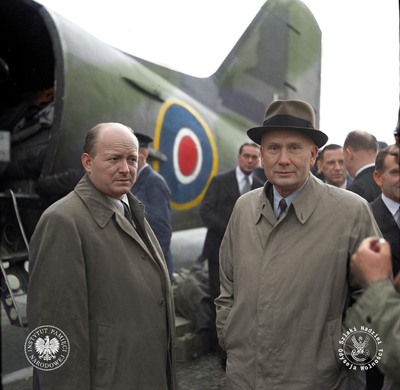 Stanisław Mikołajczyk, przywódca Stronnictwa Ludowego został premierem RP po tragicznej śmierci gen. Sikorskiego w Gibraltarze. Na zdjęciu premier Mikołajczyk (po lewej) w towarzystwie wicepremiera Jana Kwapińskiego po powrocie z wizyty w ZSRS, sierpień 1944 r. (fot. NAC)