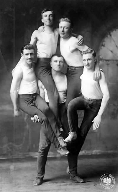 Członkowie Sokolstwa Polskiego w Ameryce podczas akrobacji gimnastycznych, 1915 r. (fot. z zasobu IPN)