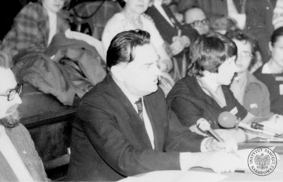 Konferencja prasowa Komitetu Obrony Więzionych za Przekonania, zajezdnia MZK przy ul. Młynarskiej w Warszawie, z udziałem m.in. mec. Jana Olszewskiego, 23.04.1981 r. (AIPN)