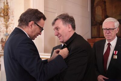 Nagrodą „Świadek Historii” uhonorowano ks. Krzysztofa Pożarskiego, który upamiętnia miejsca związane z historią Kościoła katolickiego i martyrologią narodu polskiego na terenie Rosji. Fot. Piotr Życieński (IPN)